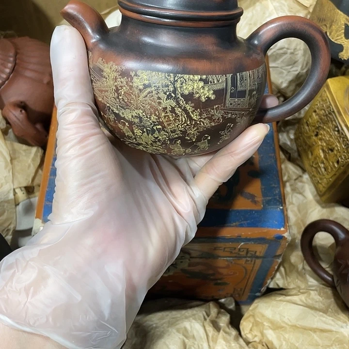 茶壶紫砂原矿泥料，纯手工制作的一把紫砂壶。