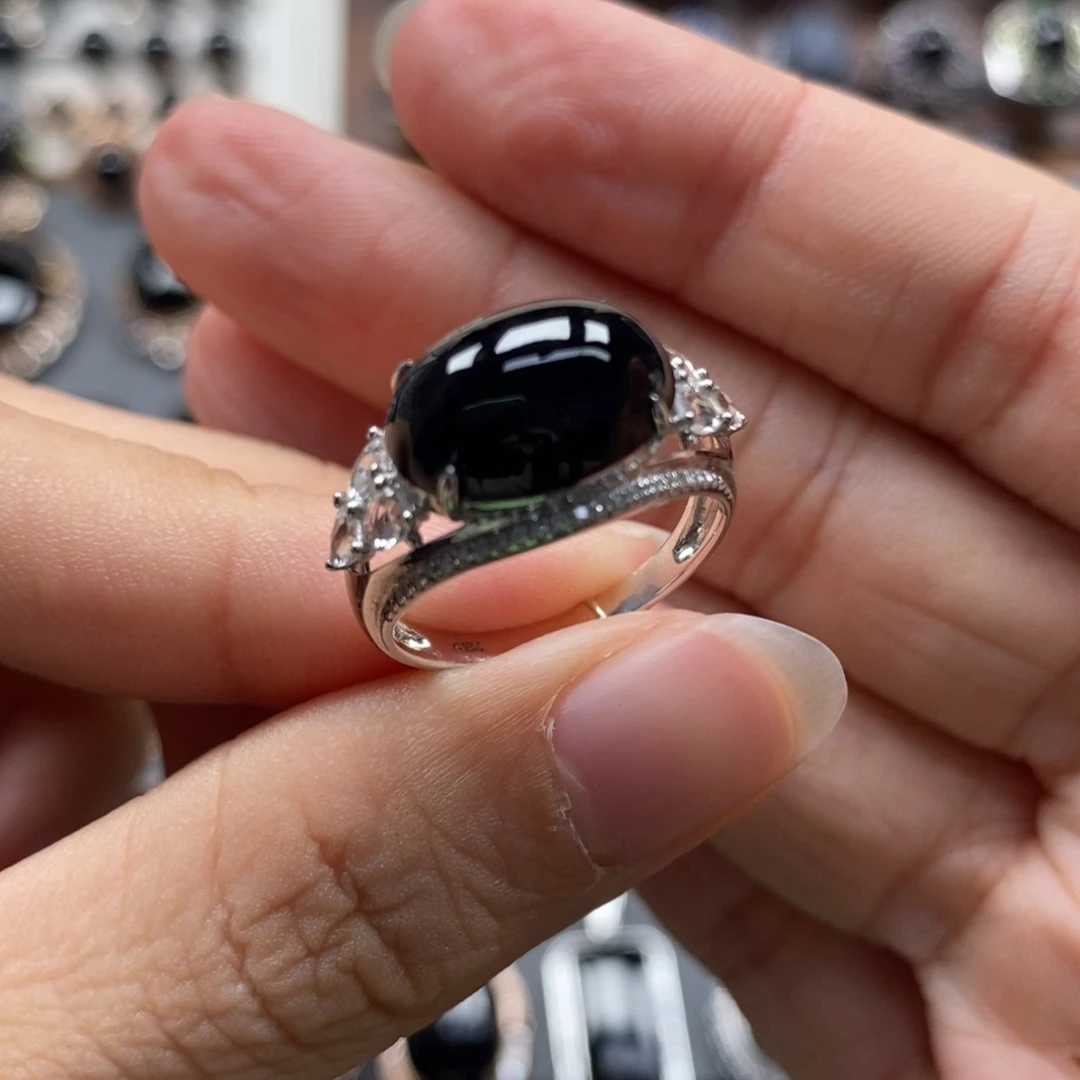 18K金镶嵌戒指翡翠墨翠