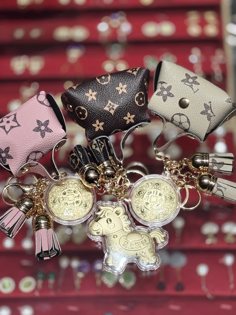 小马罗盘金挂件时尚钥匙扣手机贴（随机款式）