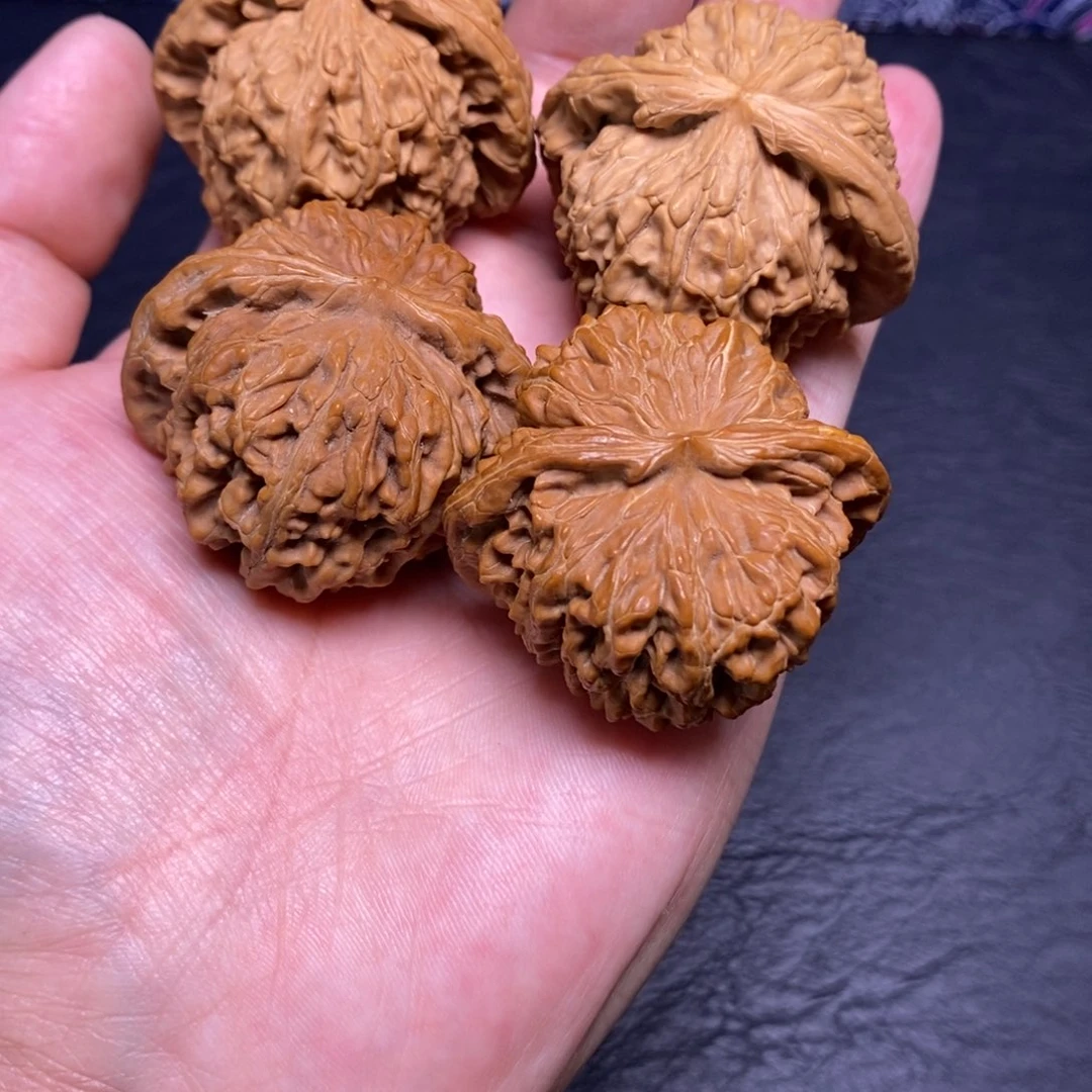 文玩核桃吊坠练手两对