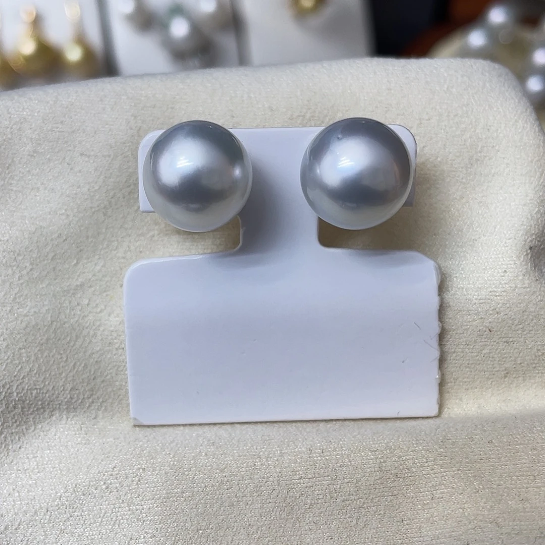 耳饰18K金镶嵌海水珍珠澳白