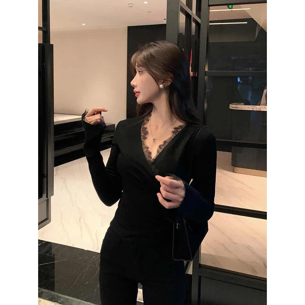 V领蕾丝拼接别致长袖上衣女秋冬小众设计修身内搭打底衫显瘦气质