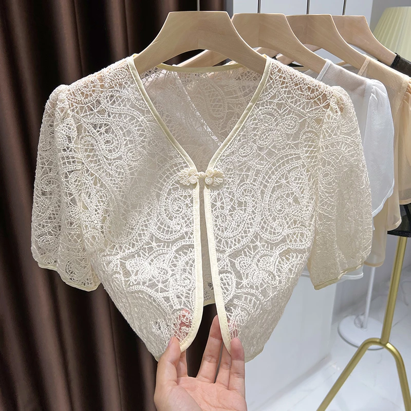 夏季爆款杏色泡泡袖盘扣蕾丝衫女配裙子外搭V领短袖镂空开衫上衣