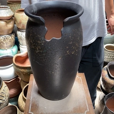 紫砂花盆口22高度41缺口黑