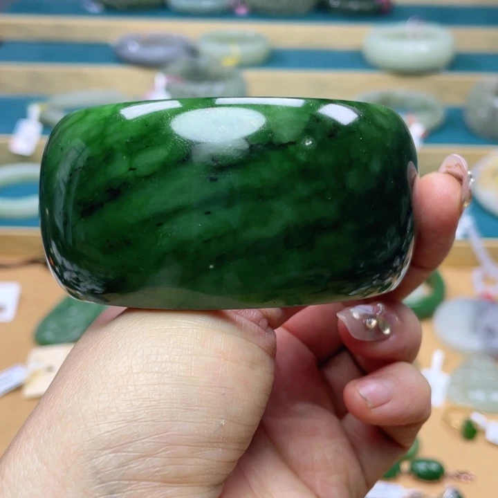 和田玉手镯64.5圈口。编号为91未镶嵌