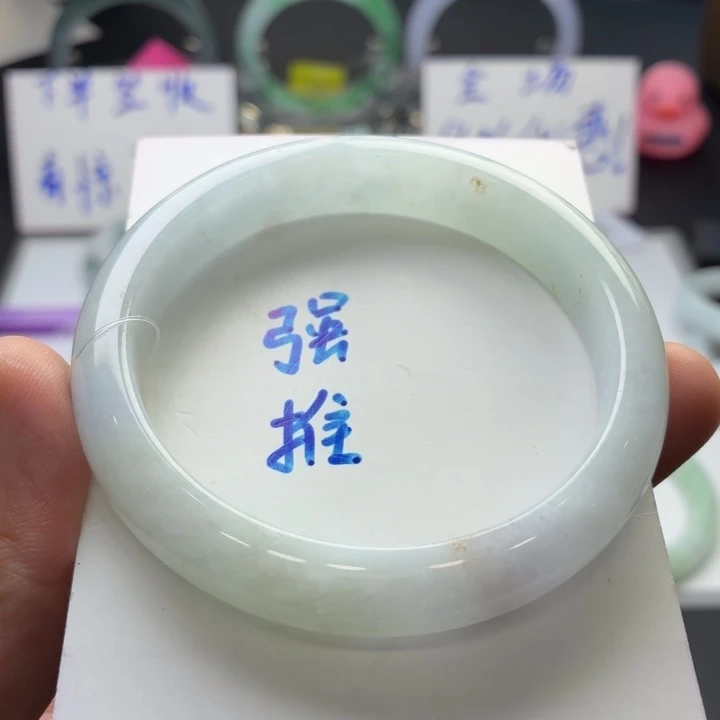 翡翠手镯未镶嵌翡翠手镯