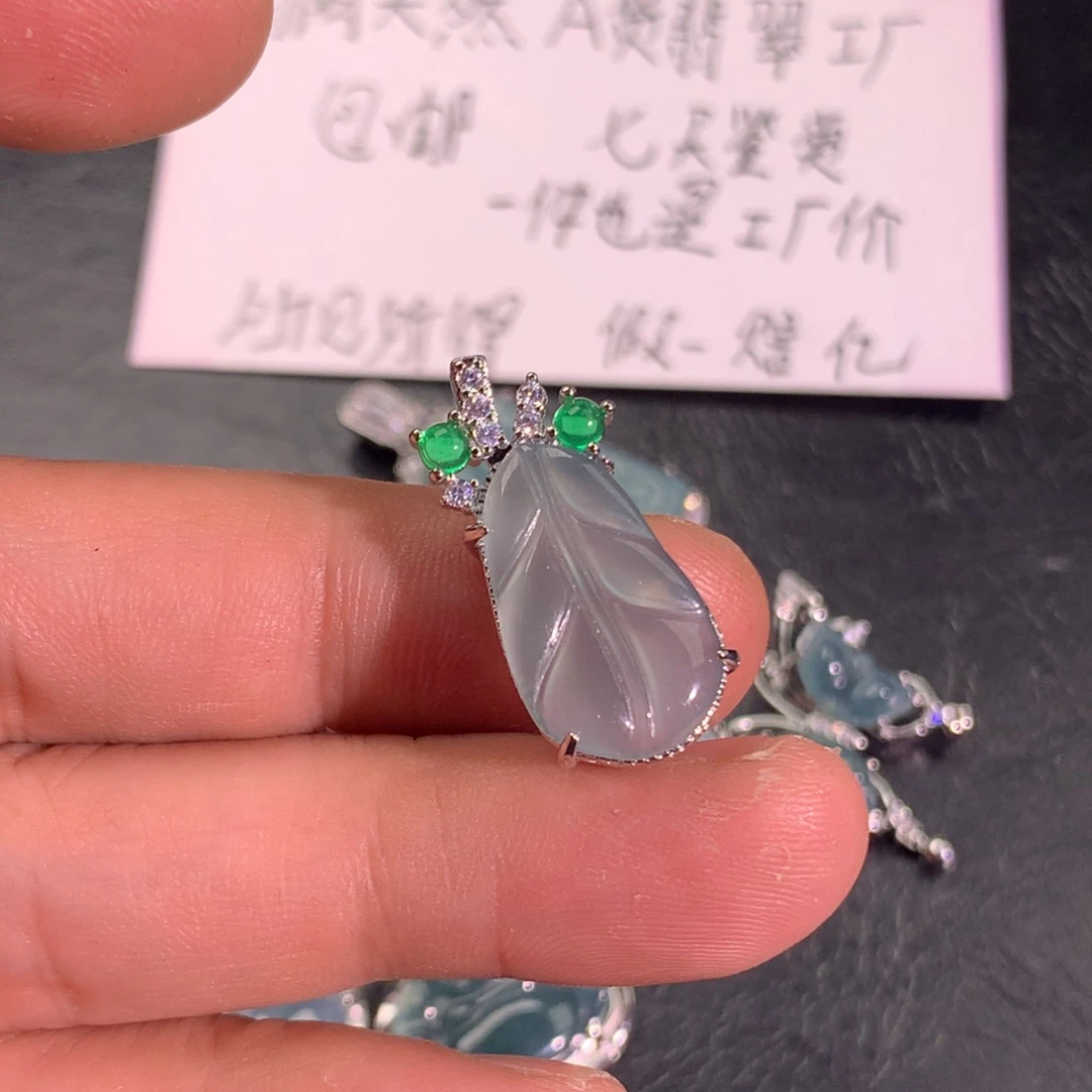 翡翠未镶嵌颈饰叶子