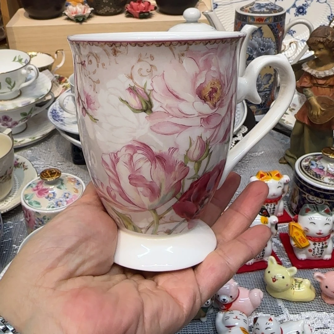 瓷片咖啡杯里的咖啡是我的