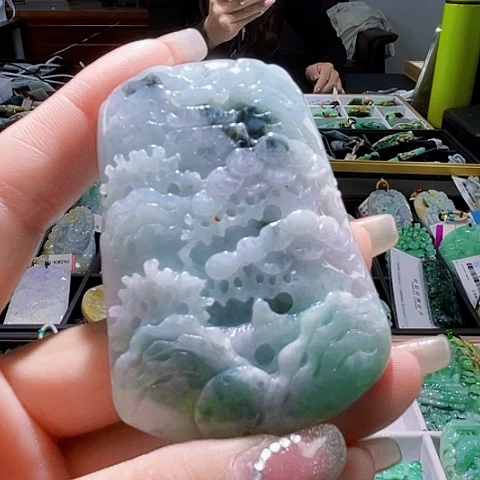 翡翠未镶嵌颈饰一个