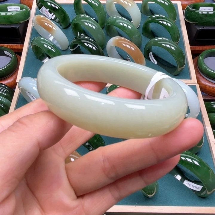 和田玉手镯未镶嵌