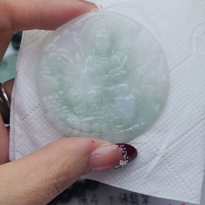 翡翠颈饰未镶嵌天然的A货翡翠