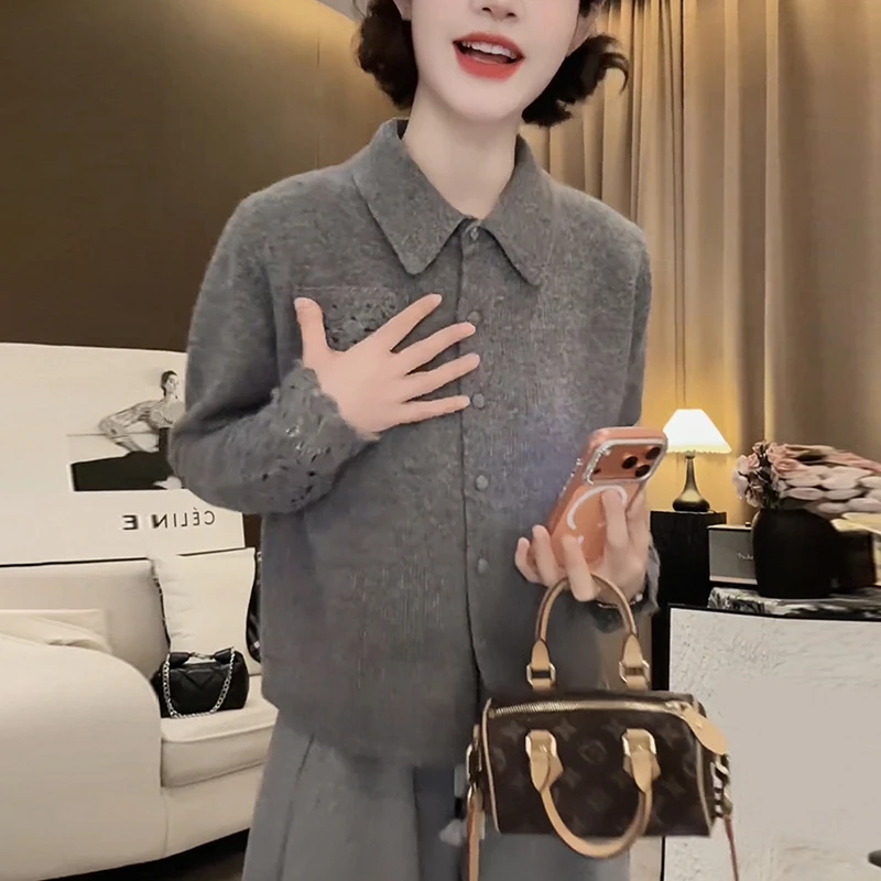 灰色翻领钩花蕾丝毛衣女2025秋冬新款慵懒风软糯显瘦针织开衫上衣