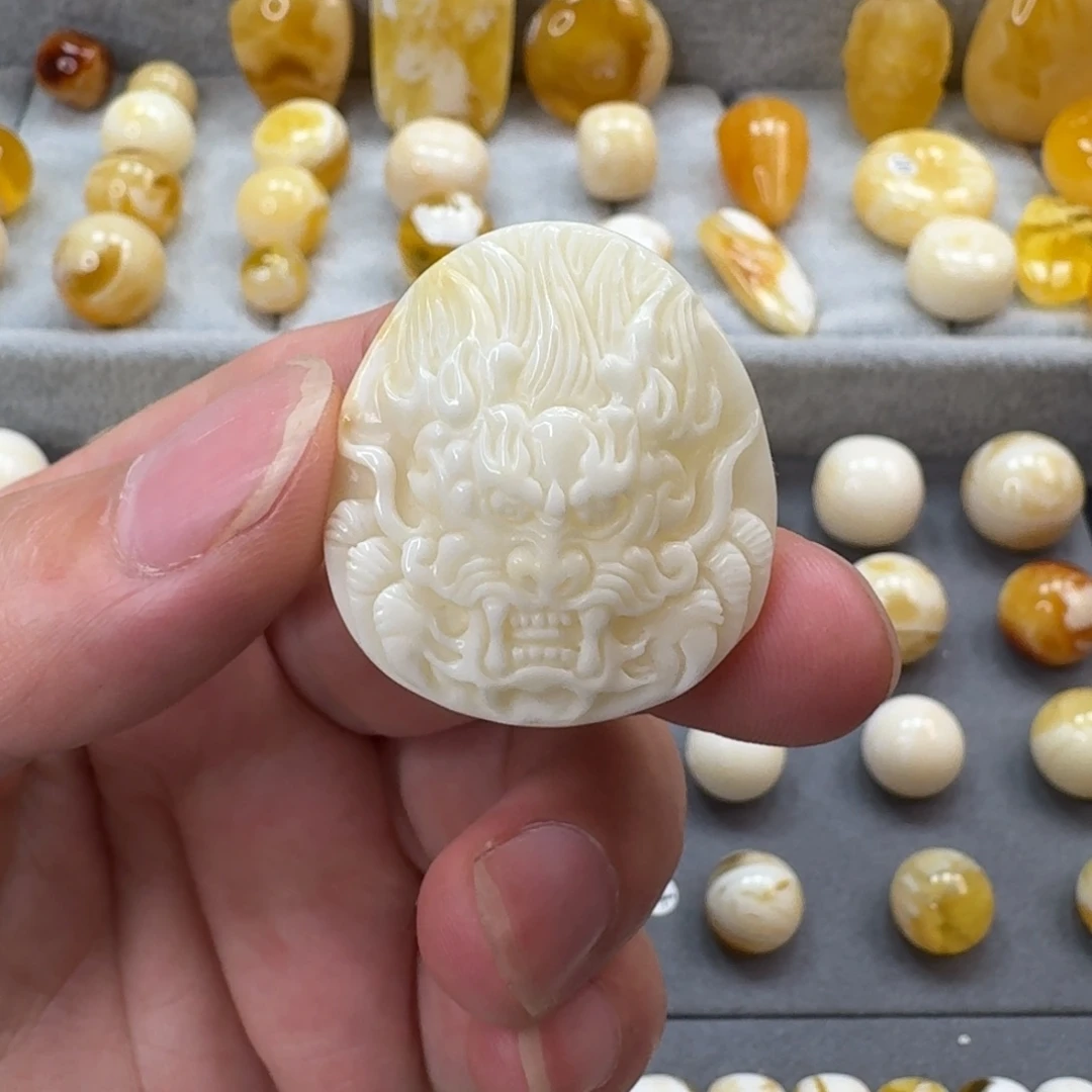 柳***一裸石琥珀未镶嵌龙牌