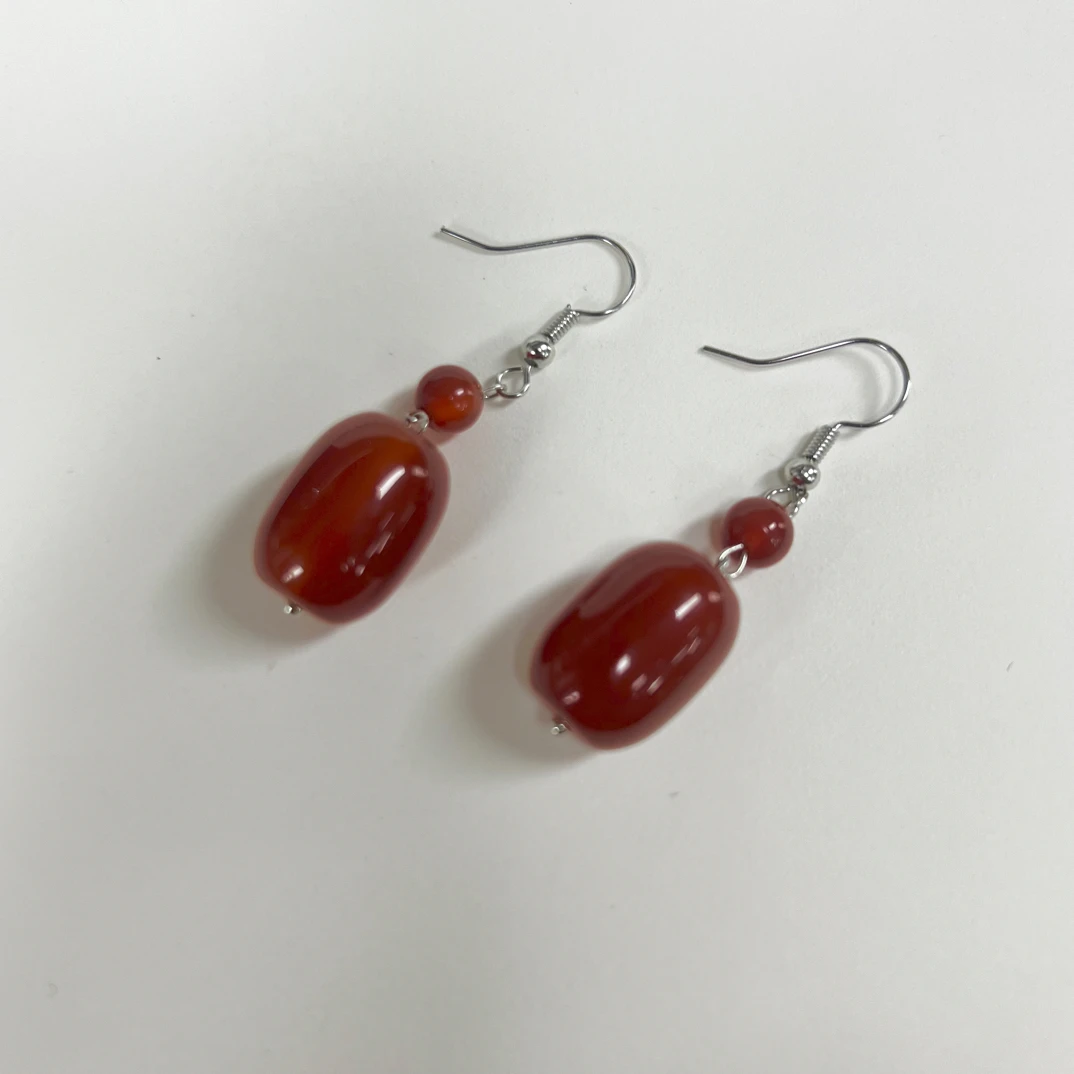 【假一赔三】保真红玛瑙枣型珠耳钩
