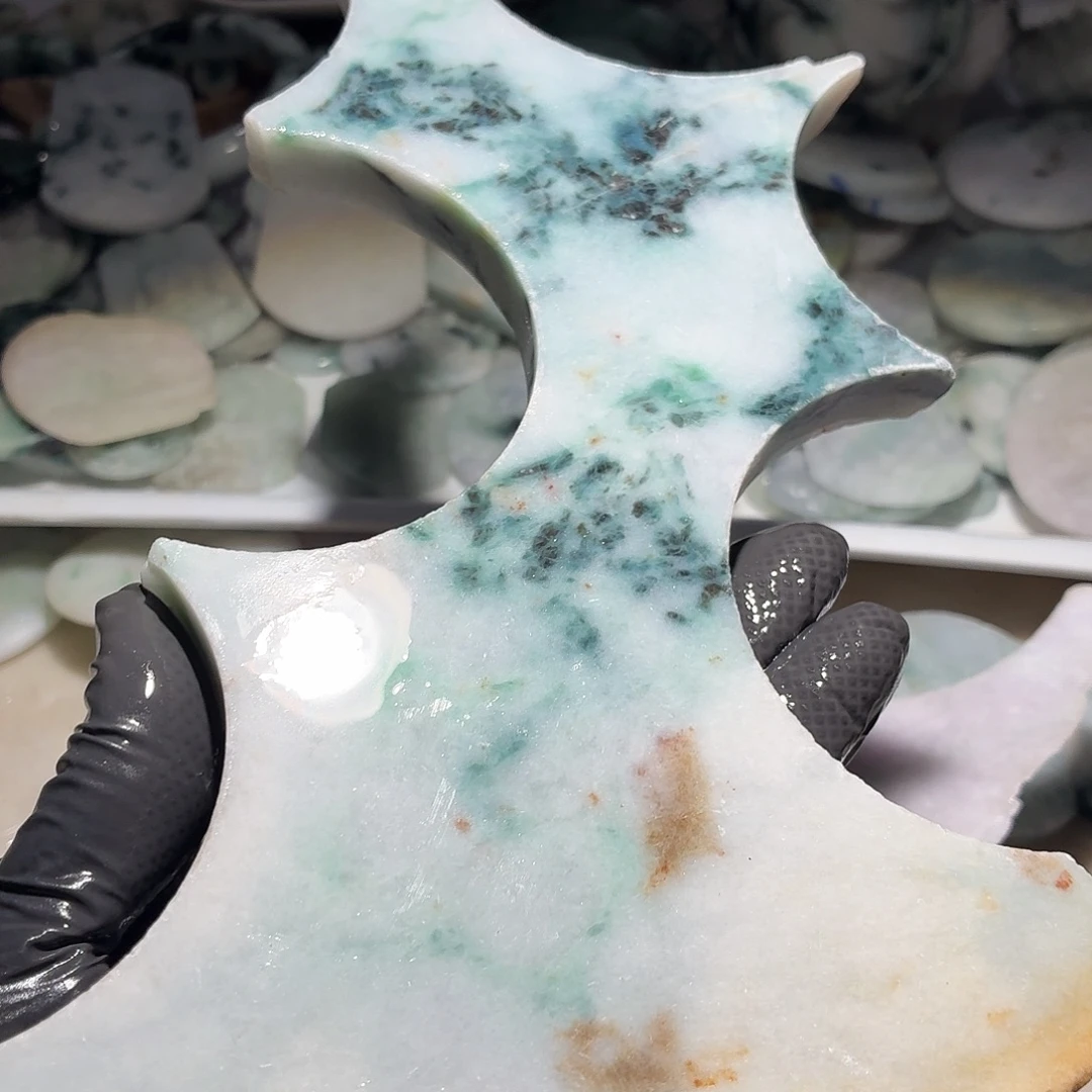 翡翠未镶嵌颈饰边角料