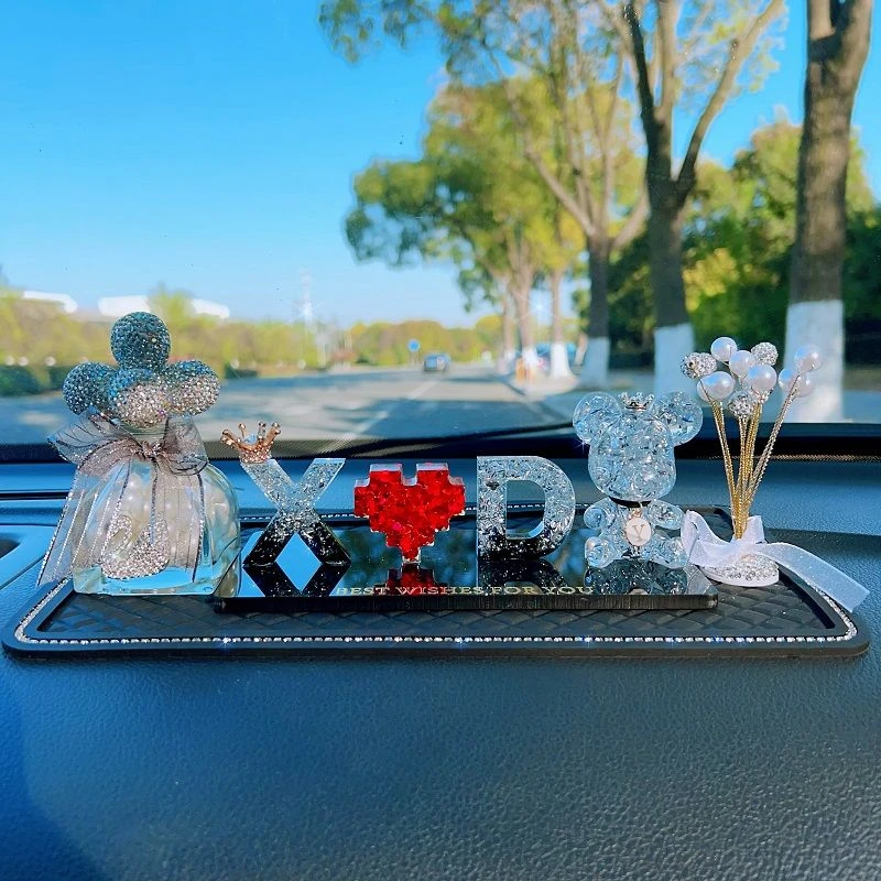 私人定制字母汽车内装饰品高级感摆件2024新款车载用品网红女神款