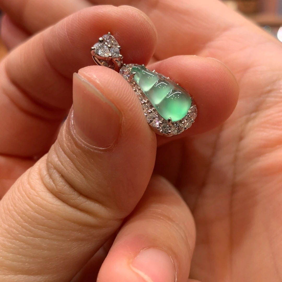 翡翠18K金镶嵌颈饰吊坠