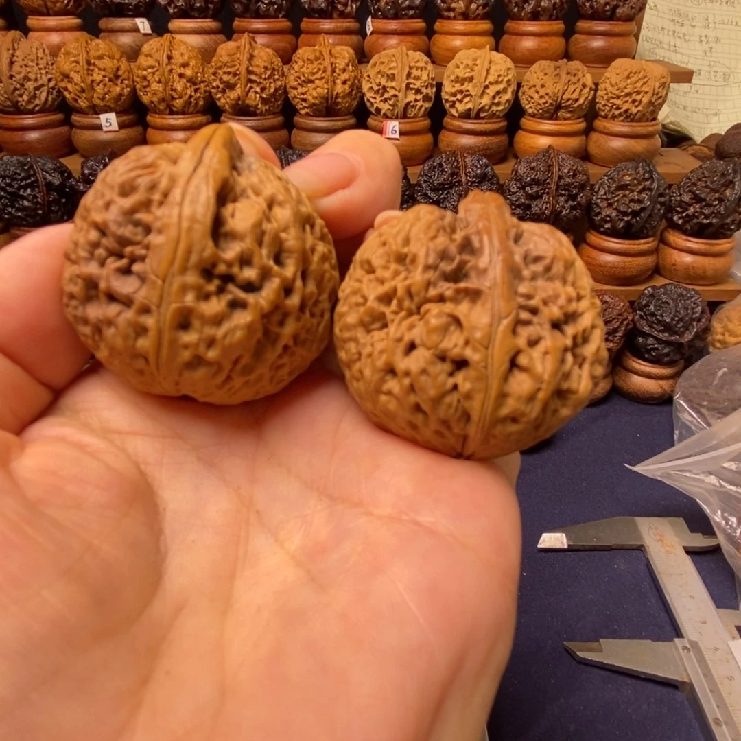 文玩核桃吊坠龙珠