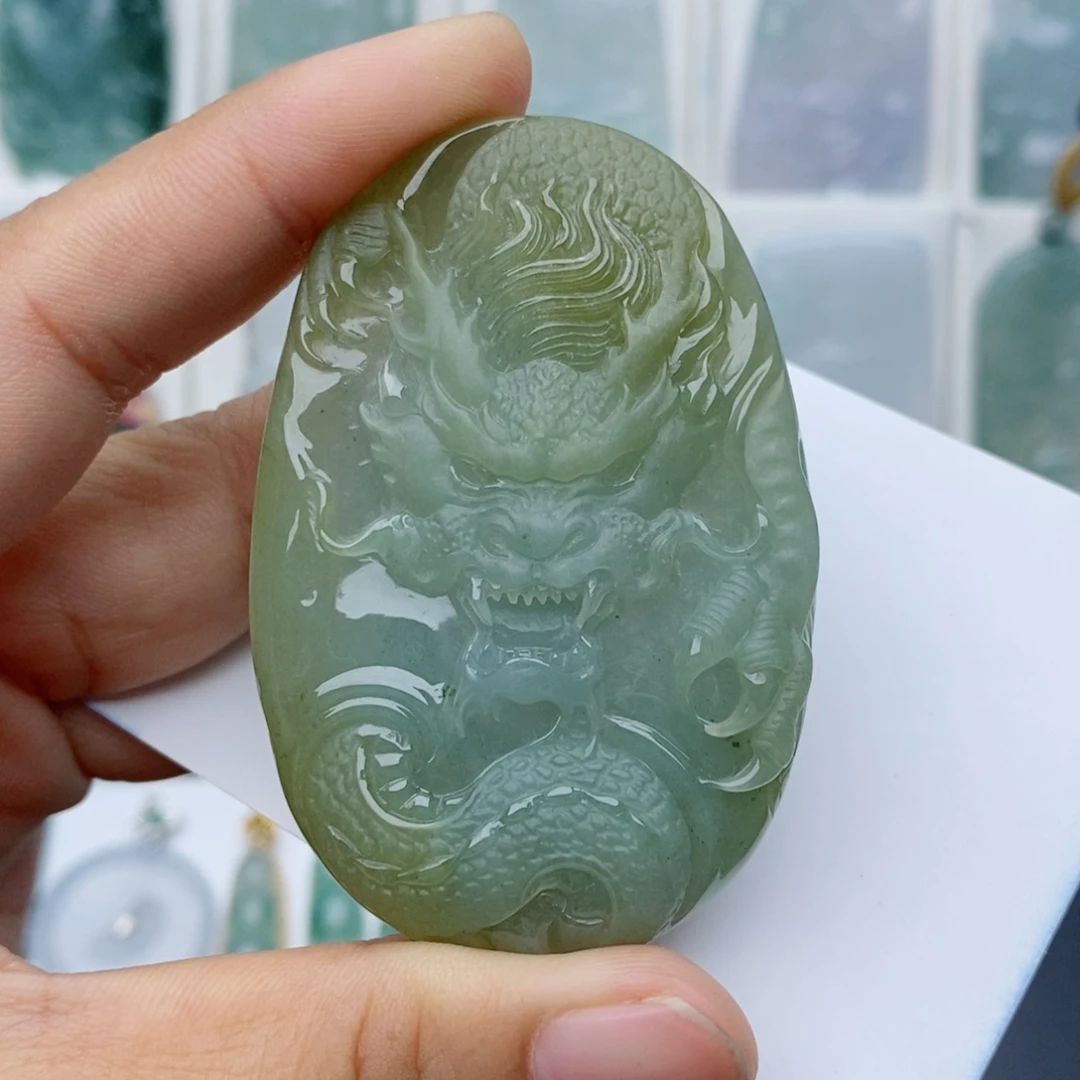 翡翠未镶嵌颈饰龙