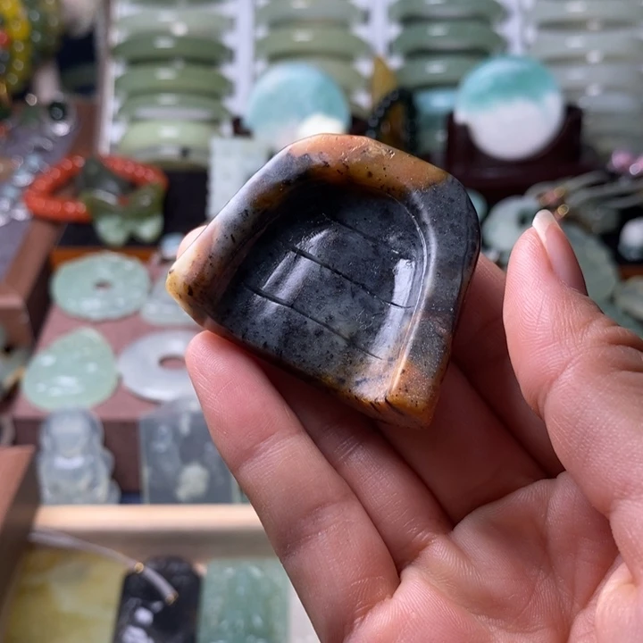 未镶嵌蛇纹石玉颈饰