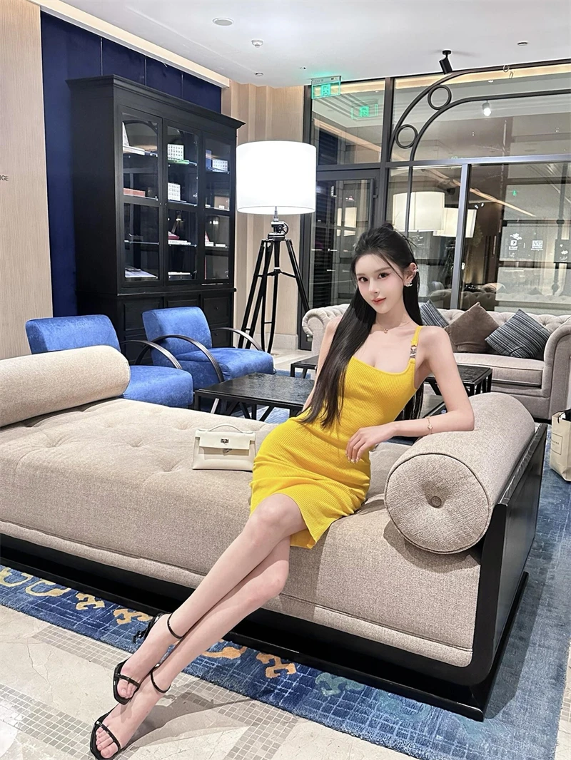 腰臀比例气质黄色显白针织吊带长裙女纯欲收腰中长款一步裙打底裙