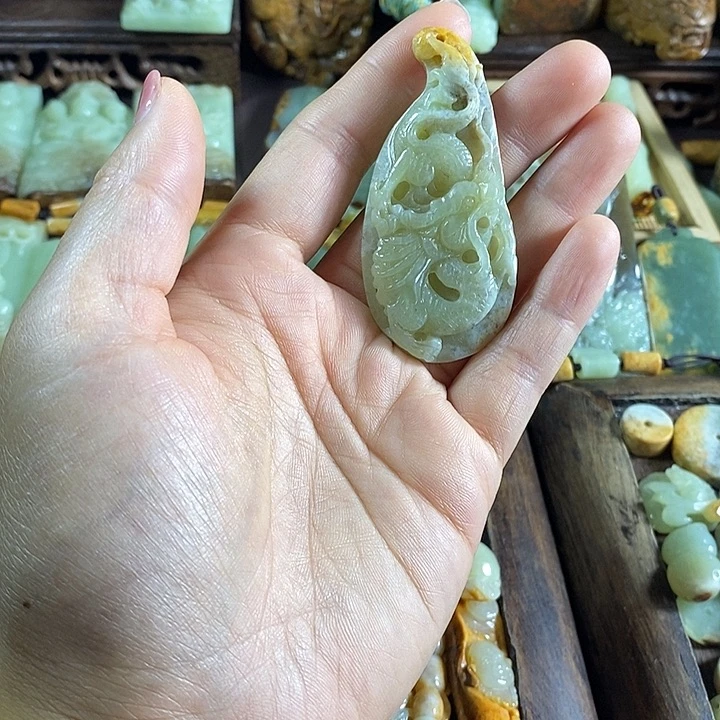 颈饰未镶嵌岫岩河磨玉（透闪石质玉）