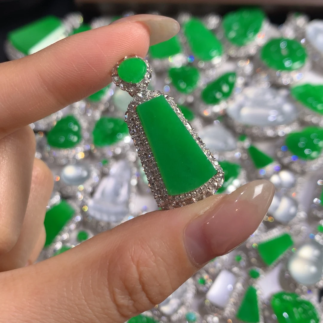 翡翠18K金镶嵌颈饰无事牌