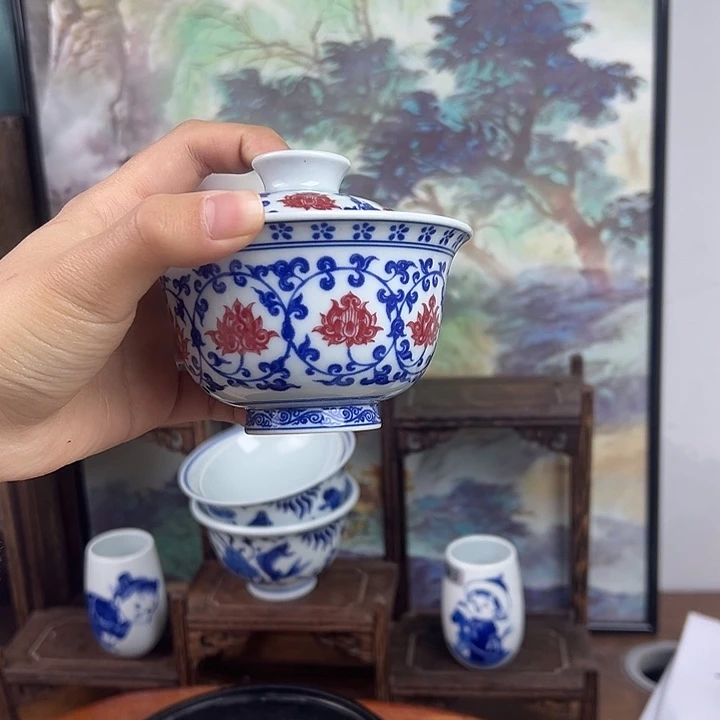 其他瓷缠枝莲釉里红盖碗