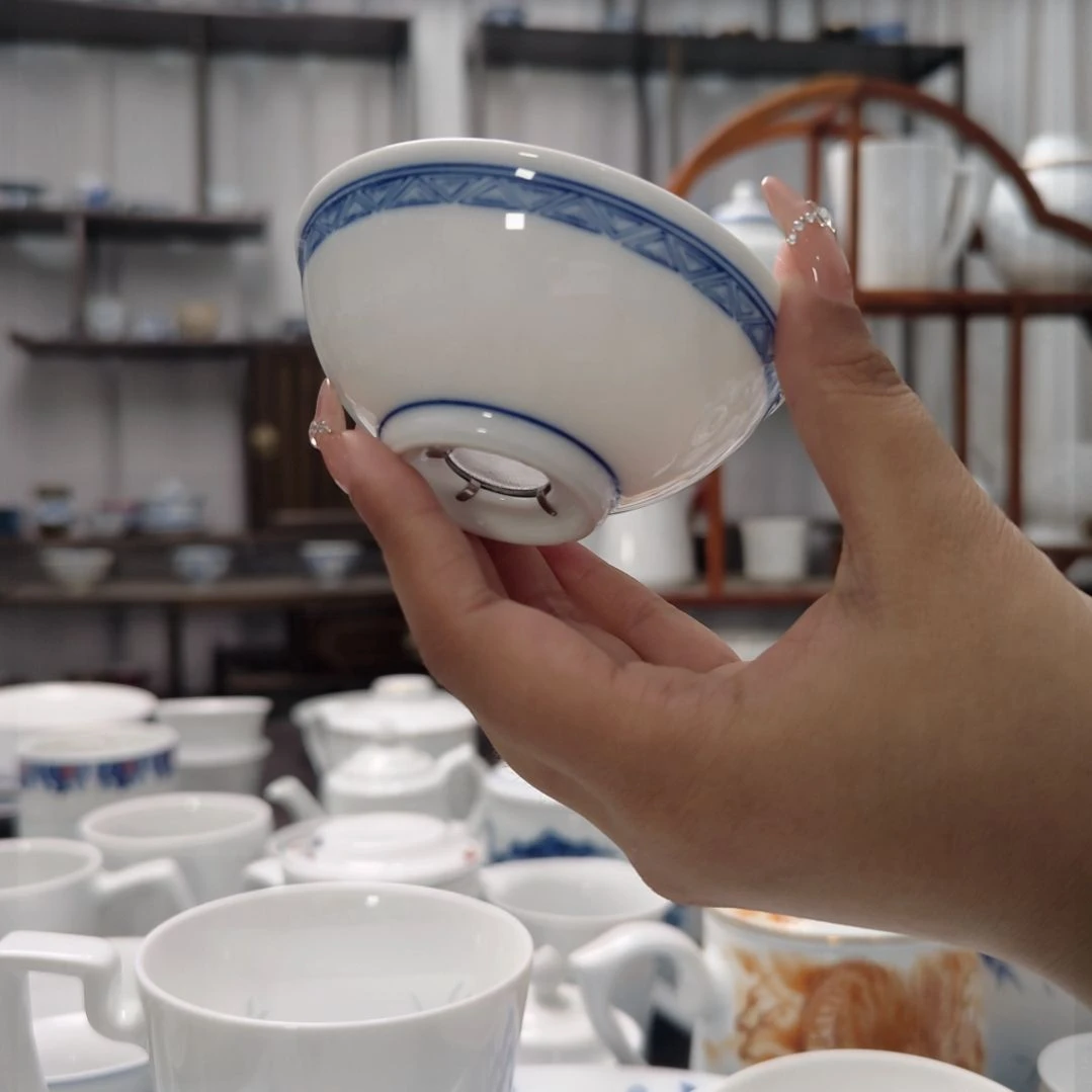 瓷手绘宝莲茶漏一个。