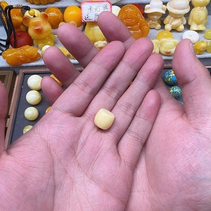 琥珀未镶嵌裸石鹅黄老型