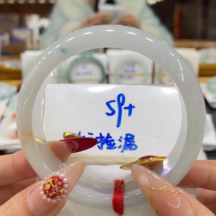 翡翠手镯未镶嵌翡翠