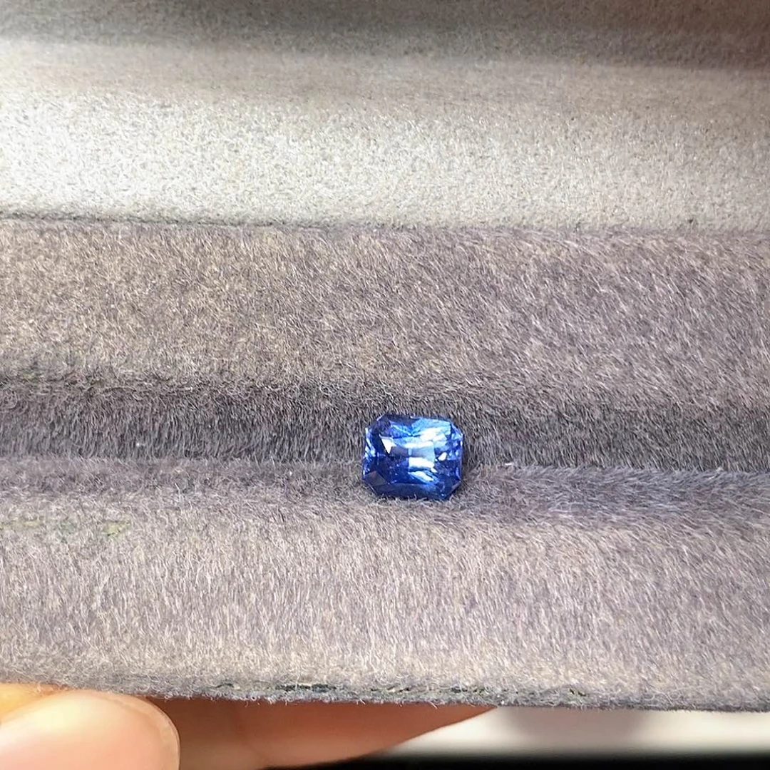 裸石蓝宝石1.68克拉天然全净玻璃体满火彩明亮矢车菊