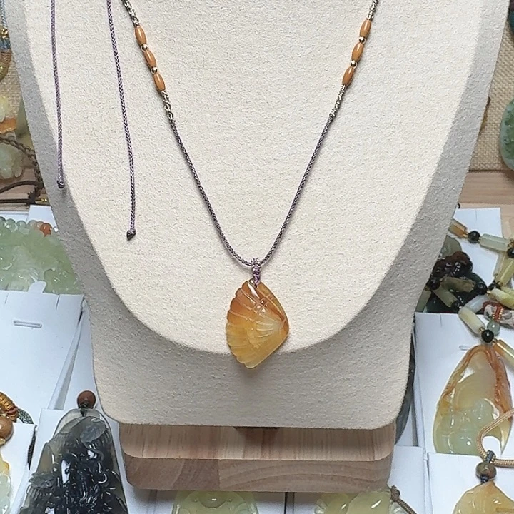 蛇纹石玉未镶嵌颈饰