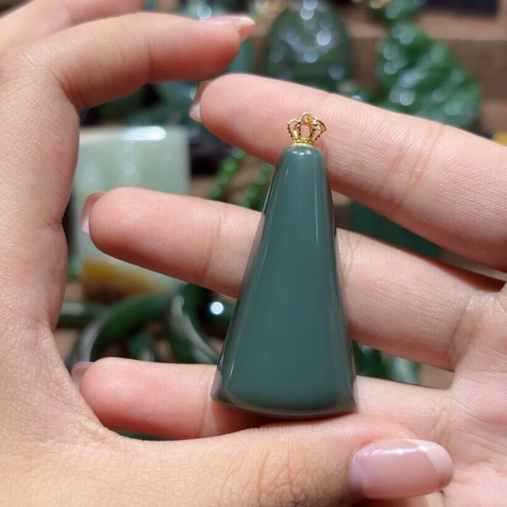 颈饰18K金镶嵌和田玉（碧玉）