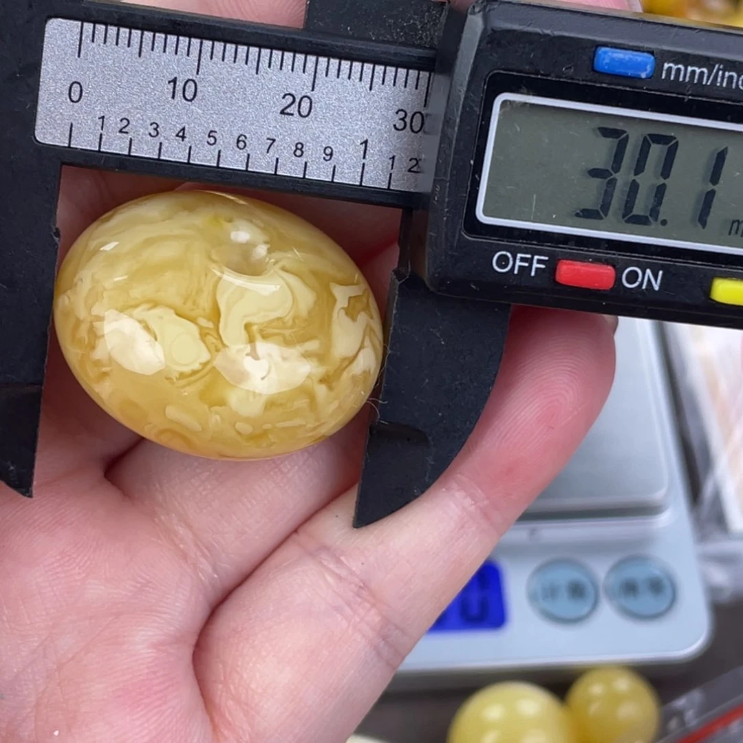 未镶嵌琥珀裸石微瑕498