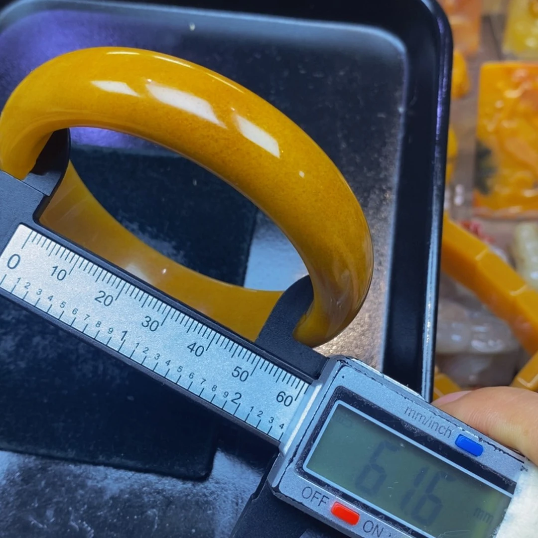 未镶嵌石英质玉（黄龙玉）颈饰