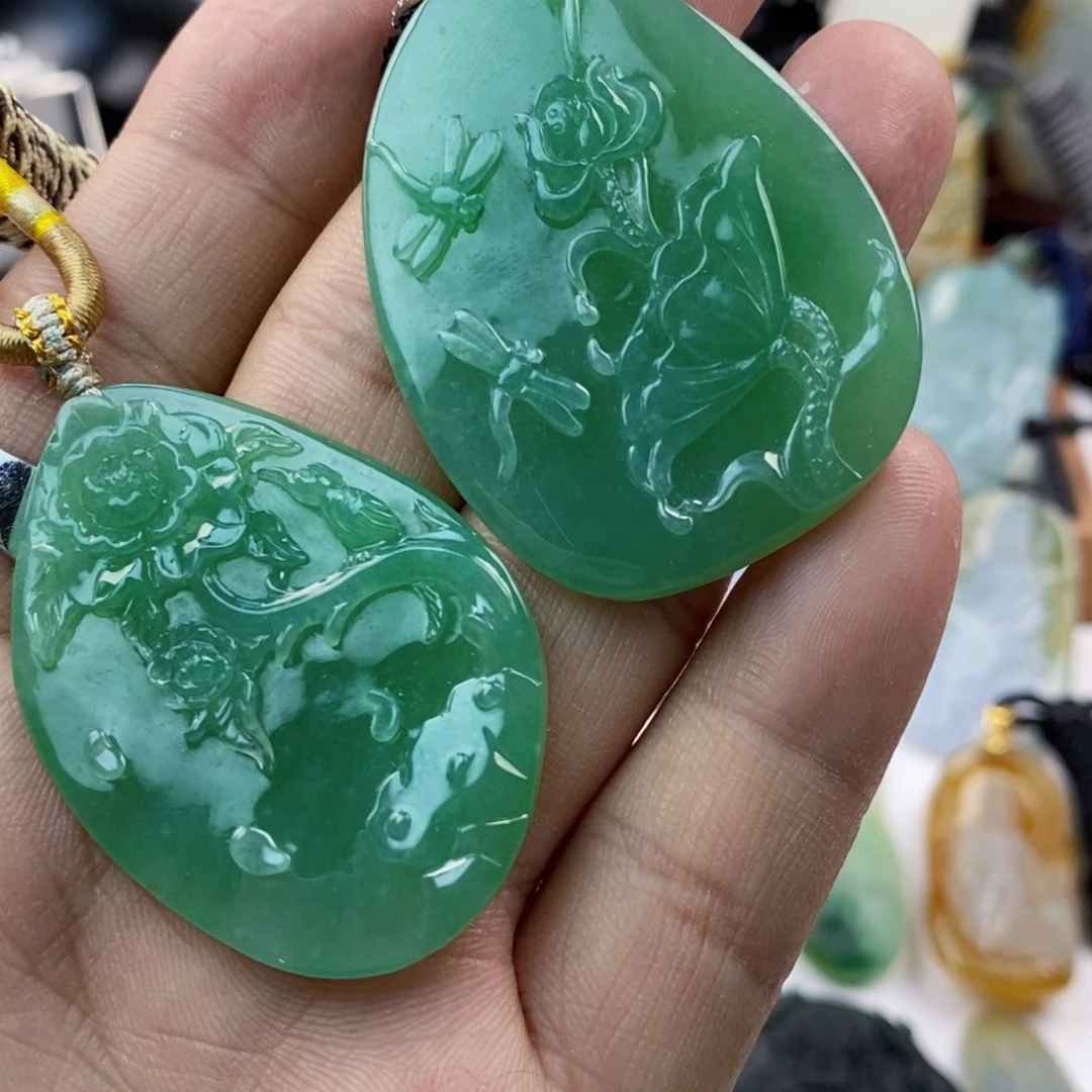 翡翠未镶嵌颈饰花牌