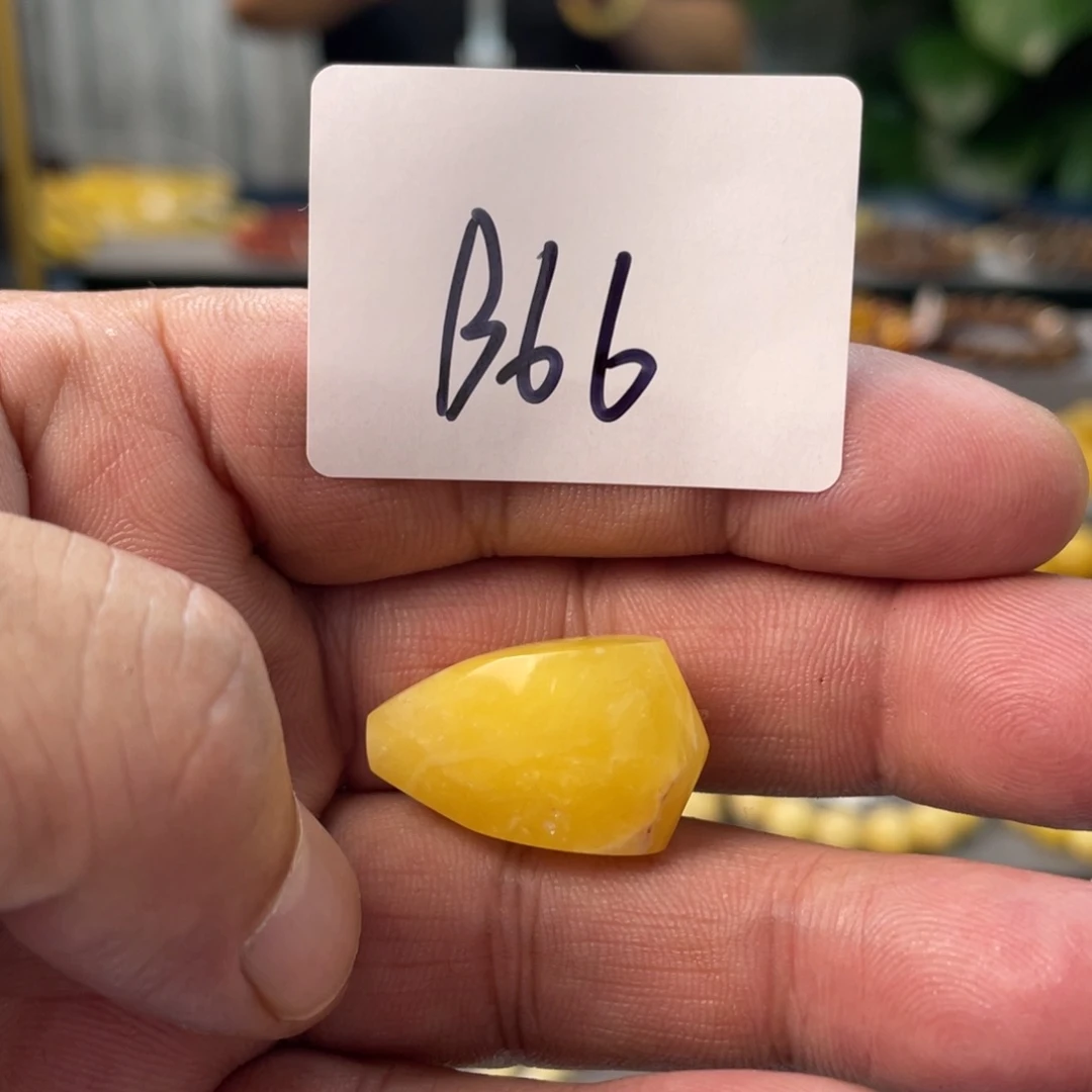 未镶嵌琥珀手链多样性发，发其中一件