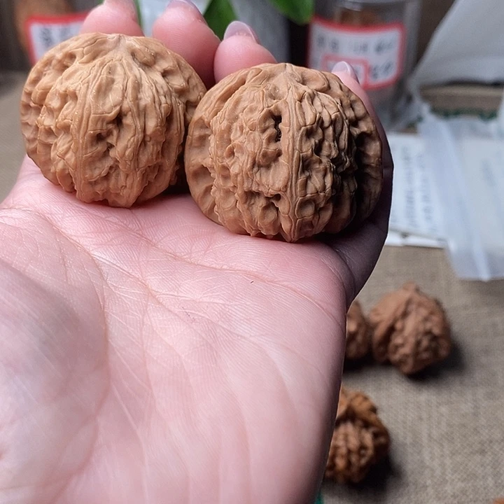 文玩核桃吊坠白狮子