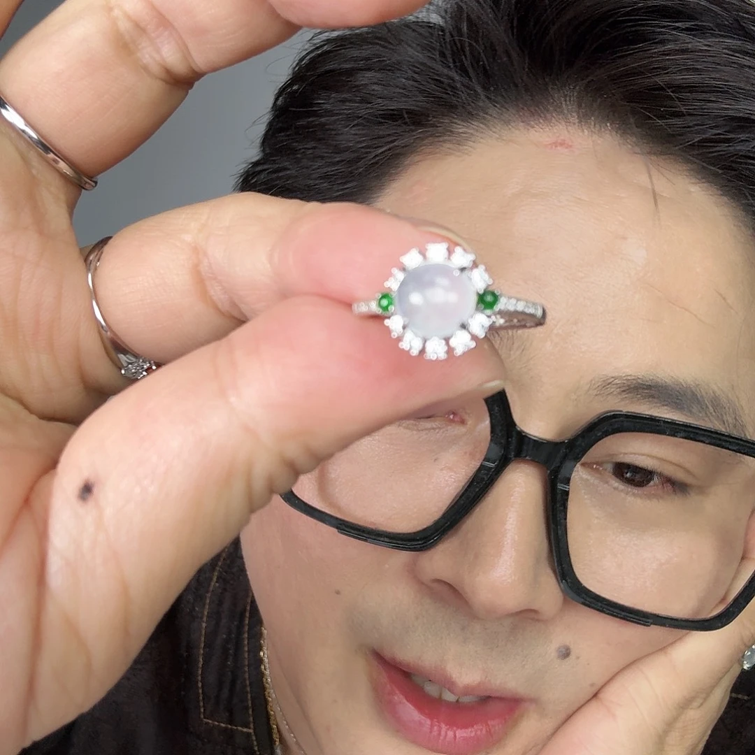 翡翠未镶嵌颈饰一件