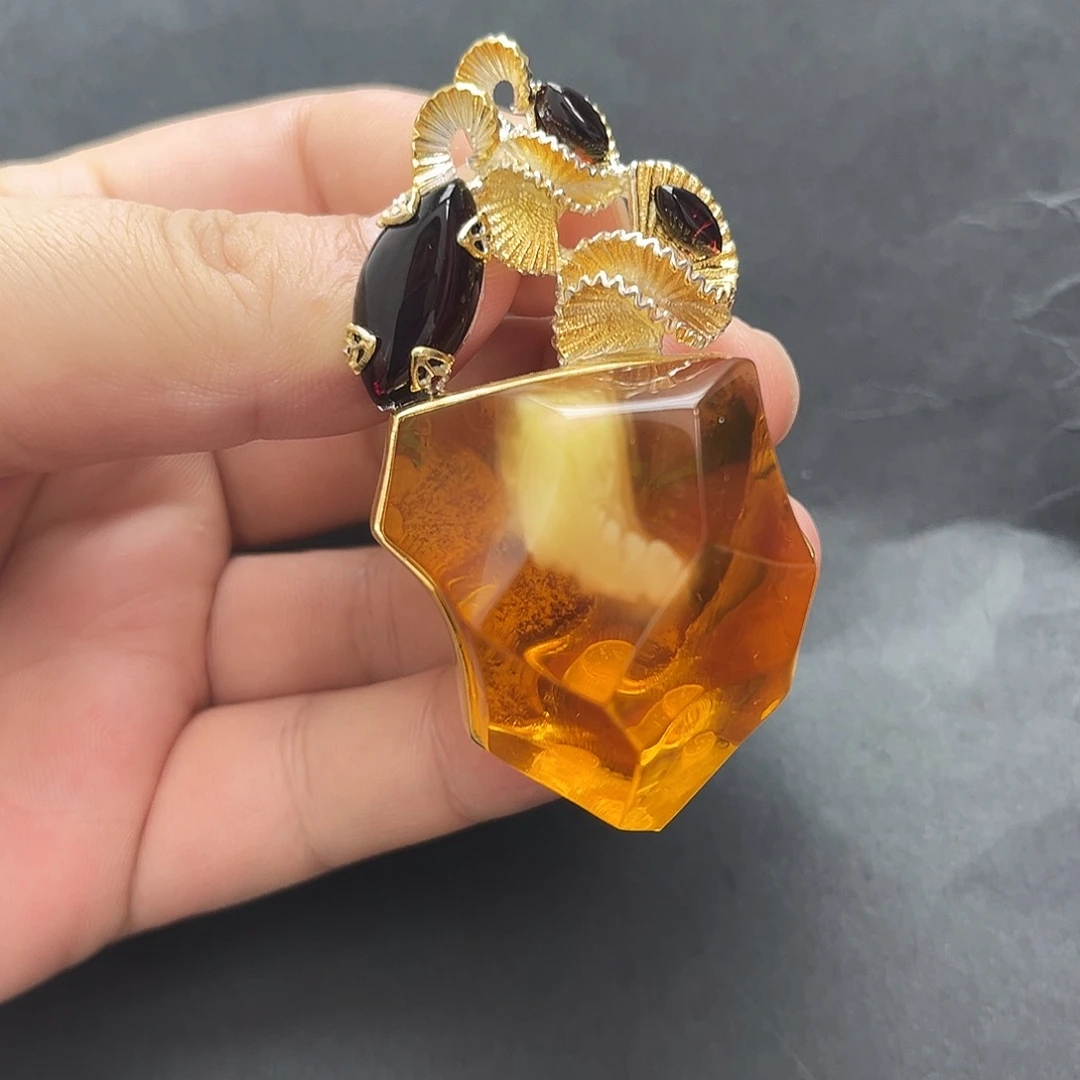 琥珀未镶嵌裸石吊坠