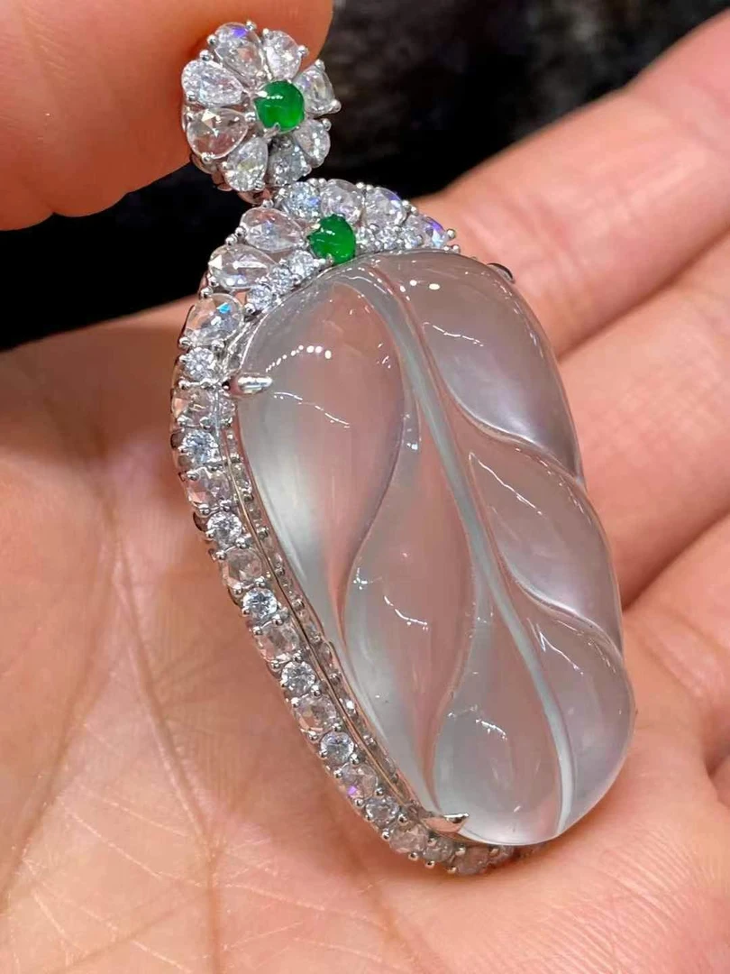 玻璃种翡翠金枝玉叶吊坠