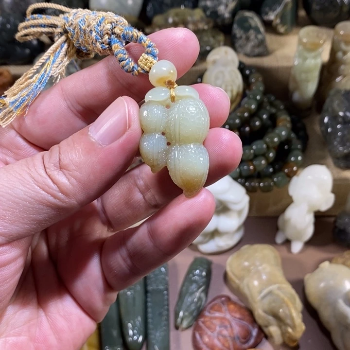 透闪石质玉未镶嵌挂件