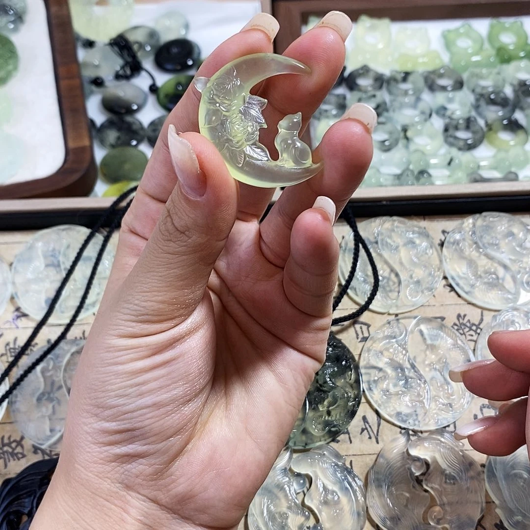 蛇纹石玉未镶嵌颈饰