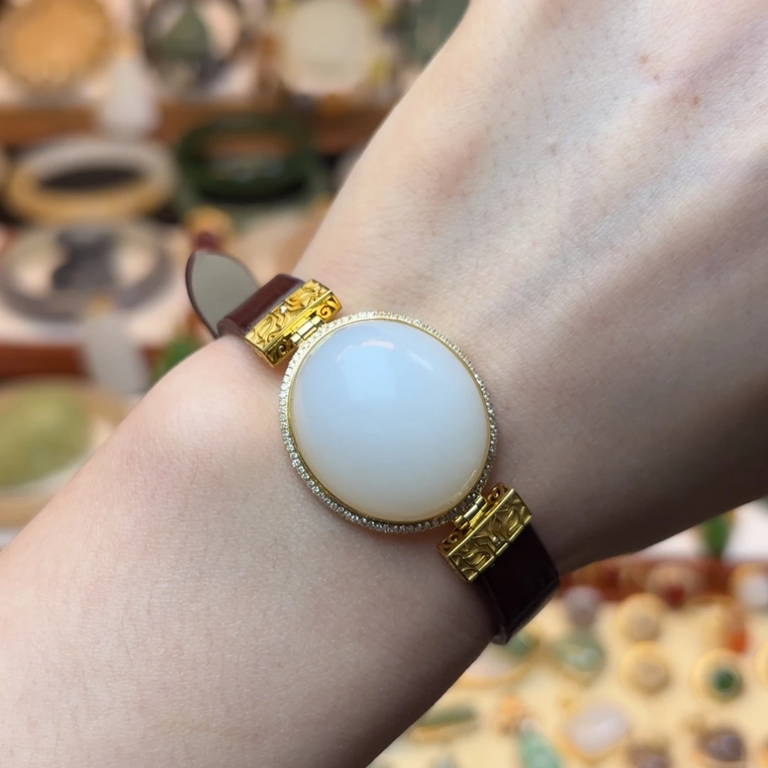 和田玉手牌18K金镶嵌