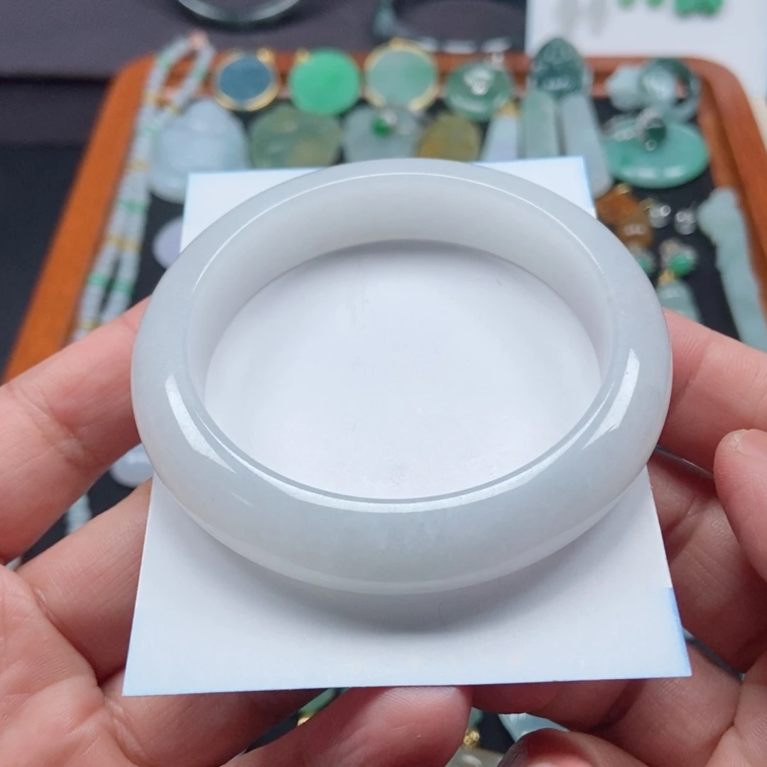 翡翠颈饰未镶嵌凡***?手镯