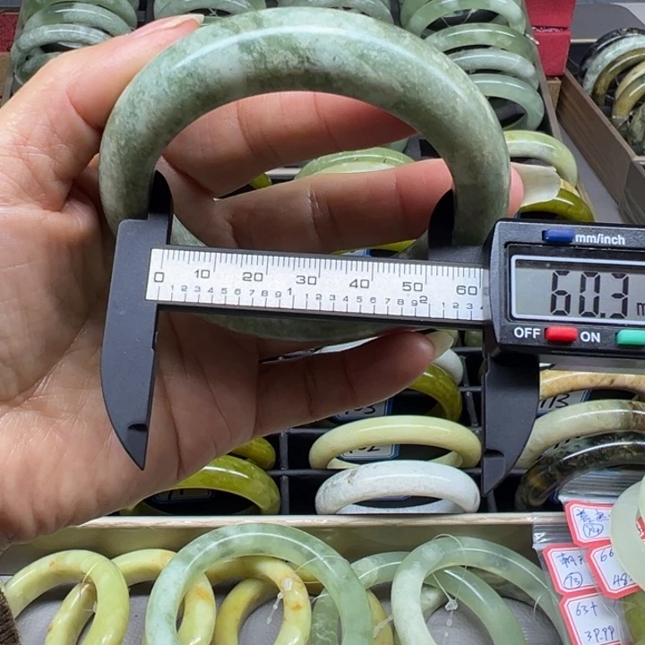 蛇纹石玉未镶嵌手镯99