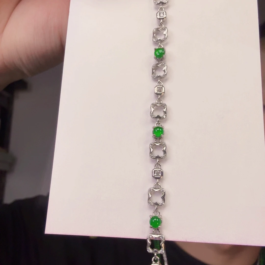 翡翠未镶嵌颈饰一件