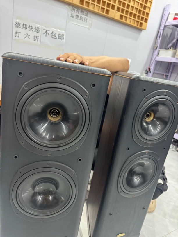Tl637落地音箱，底部有磕碰运费自理，不支持无理由退货