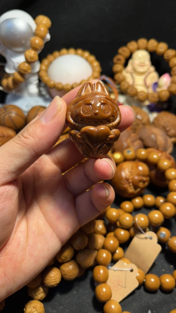 巴西大榄雕刻拉布布手把件大尺寸特色款式多样